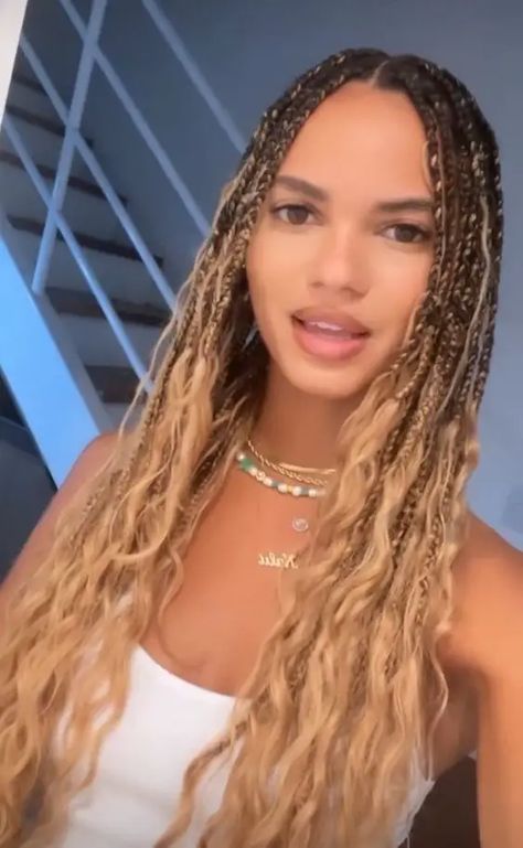 Bohemian Braids: Everything to Know About this Hairstyle Shakira Braids, Curly Box Braids Hairstyles, Summer Box Braids, Light Braids, Boho Goddess Box Braids, Boho Braids On Natural Hair, Blonde Boho Knotless Braids, Boho Braids Natural Hair, Box Braids Inspiration