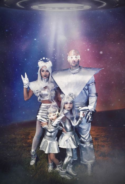 Space People Costume, Creative Family Costume Ideas, Lost In Space Costume, Futuristic Alien Costume, Aliens And Astronauts Costume, Men’s Alien Costume, Alien Men Costume, Space Alien Party, Family Space Halloween Costumes