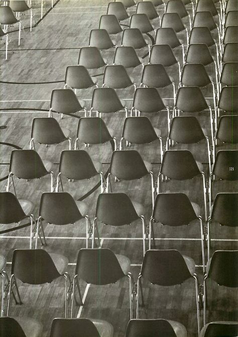 #shellspotting Eames stacking and ganging chairs on a 1960s basketball court @hermanmiller @hermanmillerap Elementos de repeticion Midcentury Photography, Eames Office, Elisabeth Moss, Charles & Ray Eames, Modern Graphic Design, Mid Century Modern Design, Basketball Court, Mid-century Modern, 1960s