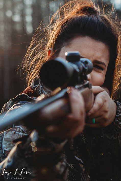 Hunting Photography Outdoor, Women Hunting Aesthetic, Women Bow Hunting, Hunting Dog Photography, Senior Hunting Pictures, Hunting Themed Senior Pictures, Deer Hunting Senior Pictures, Hunting Hairstyles For Women, Bow Hunting Aesthetic