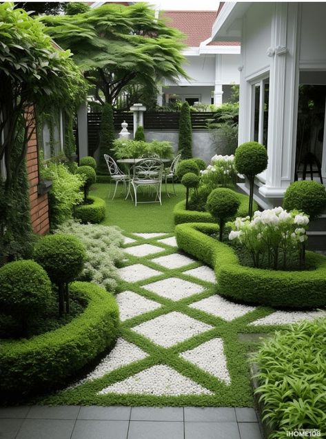 Italian Inspired Landscaping, Classic Backyard Landscaping, Long Narrow Yard Ideas, Modern English Garden Landscapes, Hampton Style Garden, Small Luxury Garden, Traditional Landscape Design, Green And White Gardens Landscapes, Large Yard Design