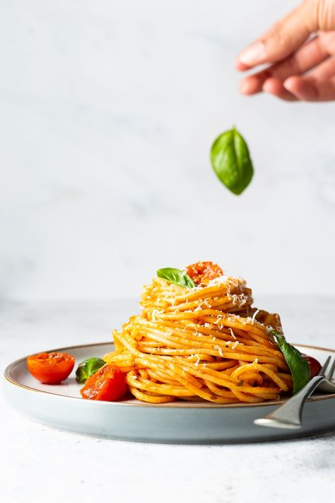 Spaghetti Pomodoro, Italian Food Photography, Tomato Basil Pasta, Cherry Tomato Pasta, Food Art Photography, Pasta Lover, Food Photography Tips, Food Display, Food Photography Styling