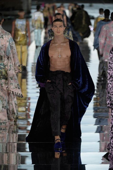 Dolce & Gabbana Alta Sartoria 2021 Venezia Menswear fashion show in Arsenale, Venezia, Italy (August 29, 2021) Gatsby Birthday, Greece Fashion, Mens Fasion, Dnd Ideas, Men Fashion Show, Menswear Fashion Show, Menswear Fashion, Drawing Clothes, Dolce And Gabbana Man