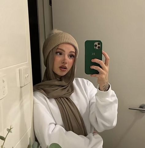 Aesthetic Hijabi, Bff Poses, Beanie Outfit, Hijabi Fits, Casual Party Outfit, Hijab Style Tutorial, Hijab Fashionista, Mode Turban, Muslim Fashion Hijab Outfits