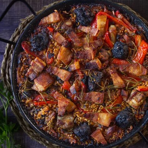 Spanish Rice Recipes, Traditional Spanish Paella Recipe, Main Meal Recipes, Spanish Paella Recipe, Rice And Meat, Oven Baked Rice, Traditional Spanish Dishes, Paella Recipe Seafood, Spanish Rice Recipe