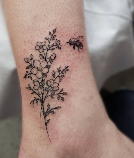 Such an adorable minimalistic wildflower and bee tattoo done by @katarina.heinze on the ankle. Bee Flower Tattoo, Bee And Flower Tattoo, Tattoos 2022, Beer Tattoos, Honey Bee Tattoo, Tattoos Floral, White Doodle, Mama Tried, Ankle Tattoos For Women