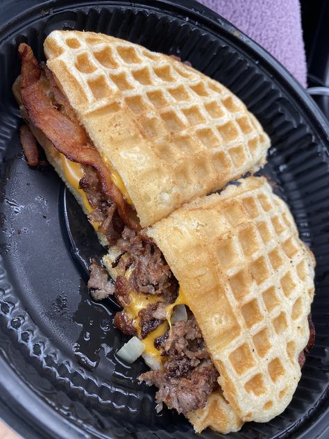 HER🦋 on Twitter: "i tried the waffle house sandwich 🧇🙃 https://t.co/jXkNg2kM9z" / Twitter Waffle House Food, Waffle House Aesthetic, Homemade Comfort Food, Wait A Minute, Soul Food Dinner, House Aesthetic, Waffle House, Food Babe, Delicacy Food