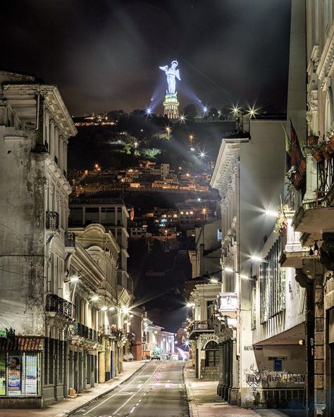 Romántico Quito mío. Quito, Ecuador.  Looking up at the Panecillo hill from the old colonial center, downtown. Quito Ecuador, Travel Photography Inspiration, Beautiful Places On Earth, State Of The Union, Night City, Quito, Iconic Landmarks, Night Aesthetic, Online Presence