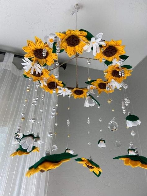 Daisy Mobile, فن الرسم بالمسامير, Sunflower Room, Sunflower Nursery, Beautiful Sunflowers, Baby Room Inspiration, Nursery Room Inspiration, Craft Room Decor, Sunflower Decor