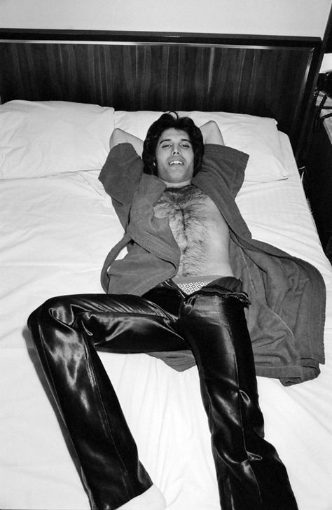 Freddie Mercury in a bedroom during a tour, circa 1977 Mercury Facts, Mary Austin, Freddy Mercury, Rami Malek, Queen Photos, Roger Taylor, Queen Freddie Mercury, John Deacon, Brian May