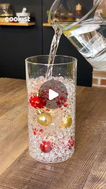 Cheap Centerpiece Ideas Christmas, Christmas Decor Ideas With Water Beads, Christmas Decor Ideas Water Beads, Vases With Orbeez, Easy Cheap Table Centerpieces, Flowers Submerged In Water Vases, What To Do With Water Beads, Ornament Vase Centerpiece, Orbeez Decorations Ideas