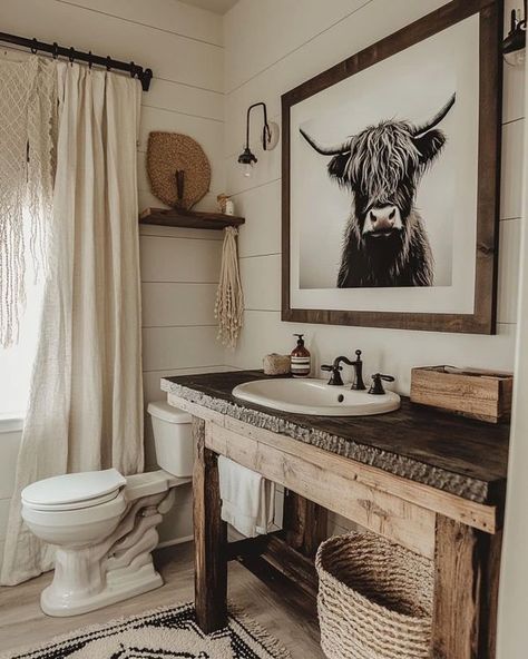 Modern Western Bathroom, Cow Bathroom Decor Ideas, Ranch Style Interior Design, Farmhouse Half Bath, Boho Western Bathroom, Western Boho Bathroom, Cowboy Bathroom, Guest House Bathroom, Western Bathrooms