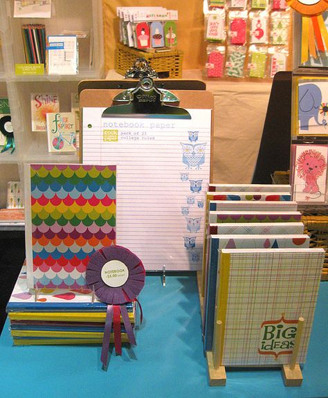 notebook display = art display Notebook Display Ideas, Store Styling, Notebook Display, Stationery Display, Craft Displays, Expo Ideas, Craft Show Booths, Popup Shop, Vendor Displays