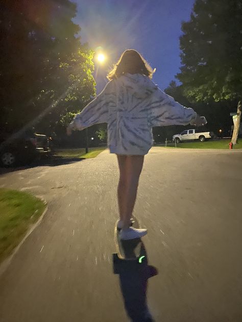 Skating Aesthetic Night, Skating At Night Aesthetic, Skateboard Aesthetic Girl, Girl Skateboarding Aesthetic, Skate Aesthetic Girl, Skatergirl Aesthetic, Skating Pics, Aesthetic Skater Girl, Skater Girl Aesthetic