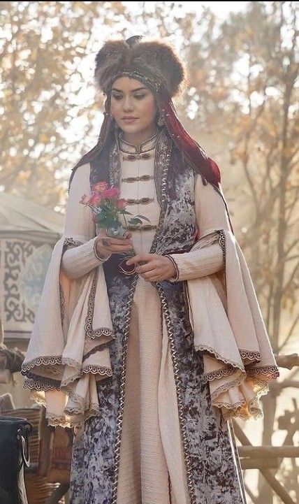 Medieval Girl, Slavic Clothing, Turkey Dress, Turkish Clothing, Turkish Dress, Pretty Knives, European Outfit, Russian Culture, Folk Clothing