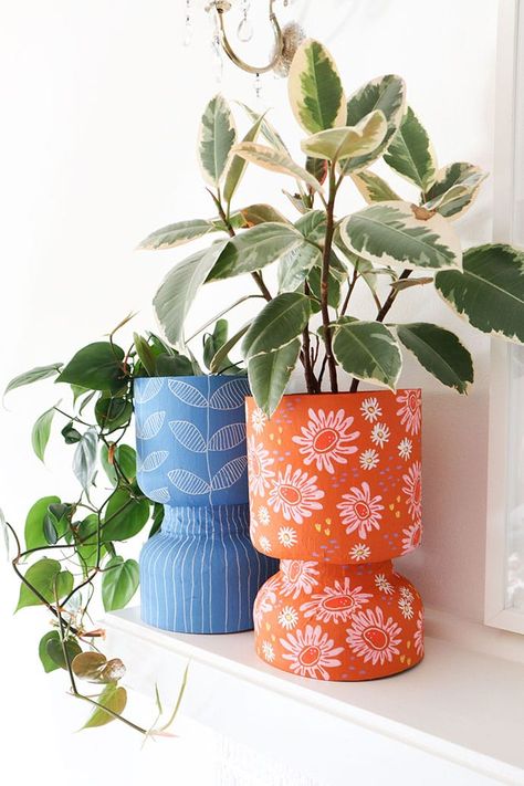 Plastic Container Crafts, Flower Wall Hanging Decor, Room Hanging Decor, Diy Paper Wall Hanging, Reuse Containers, Upcycle Plastic, Wall Hanging Ideas, Colorful Planters, Plant Pot Diy