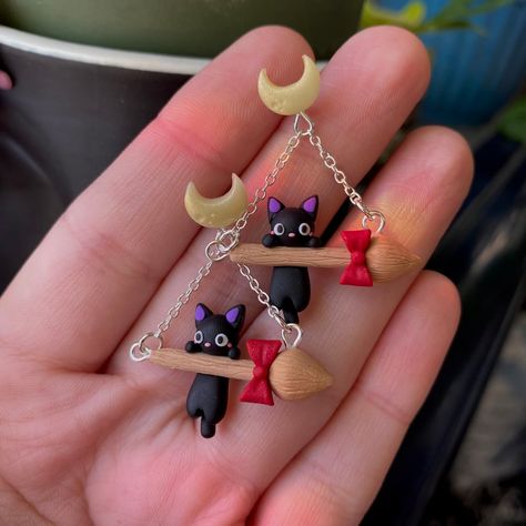 Cool Clay Earrings, Polymer Clay Animal Earrings, Halloween Jewelry Diy Ideas, How To Make Clay Earrings, Halloween Polymer Clay Earrings, Miniature Sculpture, Halloween Clay, Diy Earrings Polymer Clay, Handmade Clay Jewelry