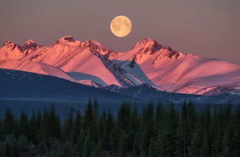 Chersky Range in the north-east of Siberia, Russia Russia Landscape, Scenic Photos, Sky Full Of Stars, Mountain Photography, Sunset Wallpaper, Russia City, Beach Art, Travel Life, Beautiful Photography