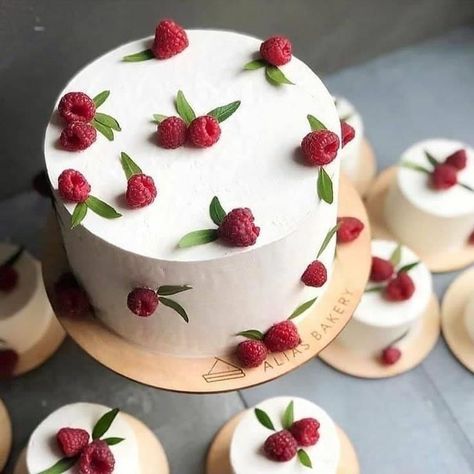 Jul 19, 2020 - This Pin was discovered by florencia molfino. Discover (and save!) your own Pins on Pinterest Cake Decorating Techniques, Tårta Design, Cake Mini, Pretty Dessert, Läcker Mat, Pretty Birthday Cakes, Deilig Mat, Cake Donuts, Food Cakes