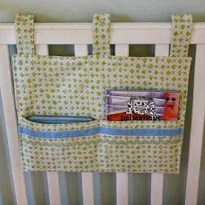 Crib Toy/Book Holder....I was just thinking Zoe needed something for her crib. Book Caddy, Crib Organizers, Diy Sy, Diy Crib, Crib Toys, Baby Sewing Projects, Baby Projects, Book Holders, Book Organization