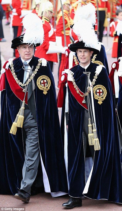 Traditional: Like the Queen, Prince Charles, Prince Andrew and Prince Edward wore blue velvet cloaks known as mantels Order Of The Garter, Elisabeth Ii, Isabel Ii, Prince Andrew, British Monarchy, Princess Anne, Princesa Diana, The Royal Family, Prince Edward