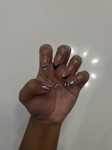 Nail Designs Accent Nail, White And Emerald Green Nails, Emerald Green Nail Designs, Forest Green Nails, Nail Art Nude, Eras Tour Nails, Art With Green, Nail Design 2023, Nude Nail Design