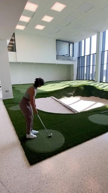 Golf Simulator Room Design, Golf Studio, Golf Man Cave, Golf House, Backyard Golf, Home Golf Simulator, Golf Basics, Golf Simulator Room, Golf Games