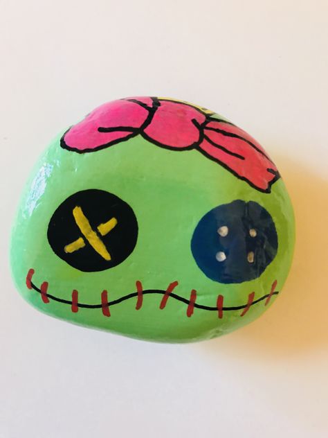 Scrump Painted Pebble Lilo and Stitch Painted Pebble Disney Painted Pebble Rock Crafts Diy, Lilo Und Stitch, Rock Designs, Diy Rock Art, Halloween Rocks, Stone Art Painting, Painted Rocks Kids, Painted Rocks Craft, Painted Rocks Diy