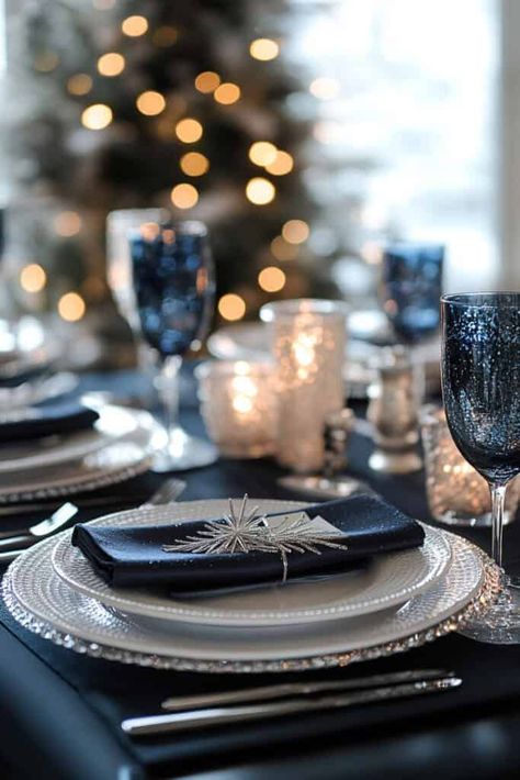 Dark Blue Table Setting, Dark Blue Christmas Decor, Winter Table Settings, Dinner Party Setting, Blue Place Settings, Dinner Party Settings, Winter Table Setting, Blue Table Settings, Round Table Decor