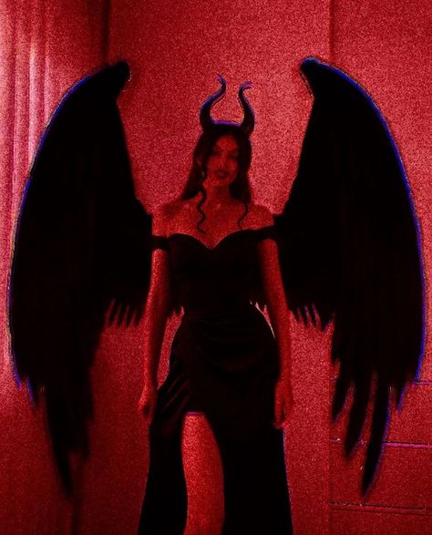 Demon Princess Aesthetic, Lilith Costume Halloween, Devil Woman Aesthetic, Devils Costume, Lilith Costume, Demon Photoshoot, Devil Photoshoot, Succubus Costume, Demon Halloween Costume