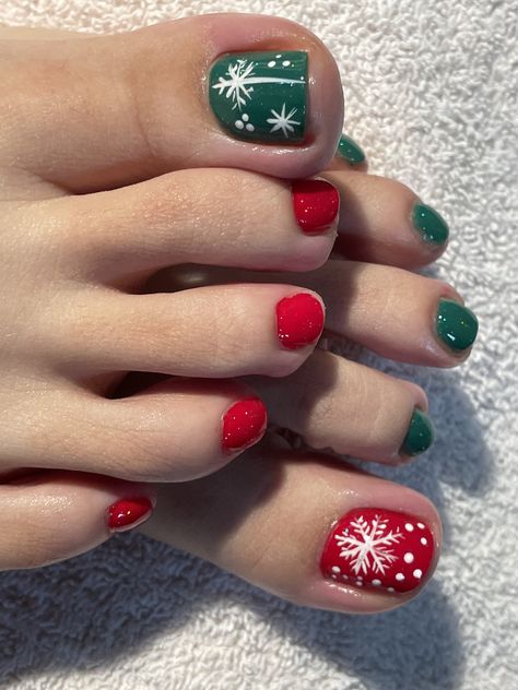 Red And White Christmas Toe Nails, Christmas Nails Toenails, Red And Green Toe Nails, Toe Nail Colors Christmas, Festive Toenails, Snowflake Pedicure Designs, Christmas Toe Nails 2023, Christmas Gel Toe Nails, Candy Cane Pedicure