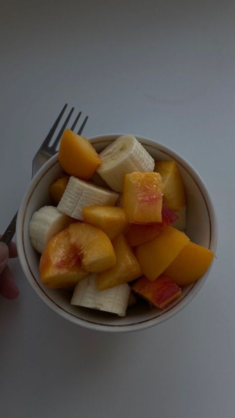 Fruits Salad Aesthetic, Healthy Dishes Aesthetic, It Girl Diet, Cantaloupe Aesthetic, Comidas Saludables Aesthetic, Aesthetic Fruit Salad, Fruit Salad Aesthetic, Healthy Snacks Aesthetic, Fruit Bowl Aesthetic