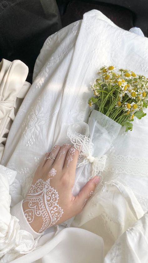 Bride Dress Hijab, Tunang Outfit, Inai Nikah, Muslim Wedding Photos, Inai Pengantin, Muslim Wedding Photography, Henna Inspired Tattoos, Muslimah Wedding Dress, Muslimah Wedding