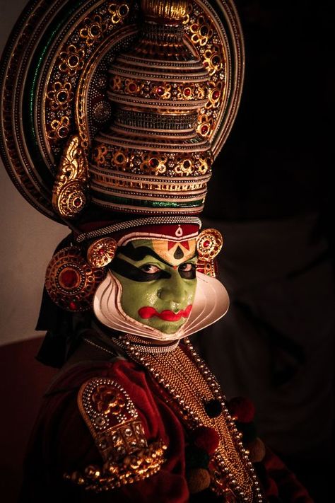 King Nalan from Nalacharitham Kathakali Face, South Indian Culture, Indian Classical Dancer, Dance Of India, Onam Festival, Indian Classical Dance, Kerala Mural Painting, Poster Photography, India Culture