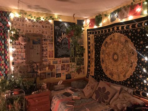 Earthy Grunge Aesthetic Room, Small Bedroom Grunge, Cluttered Wall Aesthetic, Marauders Bedroom Aesthetic, Horror Bedroom Aesthetic, Vintage Grunge Bedroom, Cluttercore Bedroom Aesthetic, Dark Dorm Room Aesthetic, Grunge Room Decor 90s