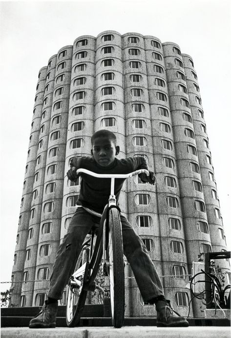 The Goldberg variation: High-rise public housing that works | Feature | Chicago Reader Bertrand Goldberg, Homes Architecture, Riding A Bike, Black Photography, Black And White Photograph, Brutalist Architecture, Foto Art, Cinematic Photography, Brutalism