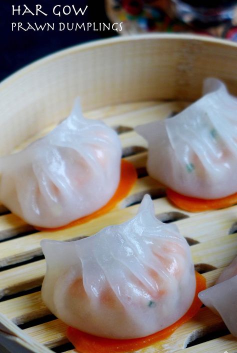 A close up shot of Har Gow in a steamer basket. You can see the pink, cooked prawns inside the translucent wrapper. Essen, Asian Dumpling Recipe, Crystal Shrimp, Chinese Cuisine Recipes, Har Gow, Dumpling Recipes, Translucent Skin, Chinese Appetizers, Chinese Dumpling