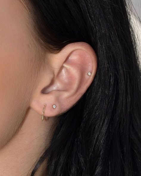 Helix Piercing Stud Single, Minimalistic Piercings, Single Helix Piercing, Helix Stud Piercing, Helix Piercing Ideas, Minimalist Ear Piercings, Dainty Fine Jewelry, Ear Peircings, Piercings Design