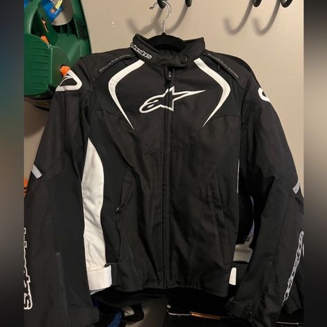 Motorcycle Outfit For Men, Motorcycle Outfit Men, Alpinestars Jacket, Motorcycle Gear For Women, Yamaha Jacket, Racing Jacket Outfit, Motorcycle Jacket Outfit, Jaket Motor, Moto Jacket Outfit