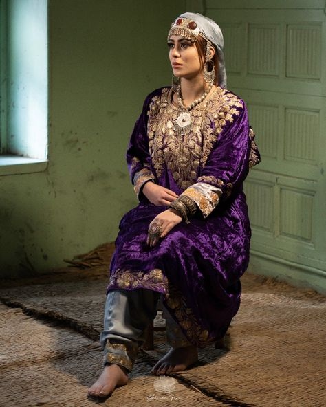 Kashmiri Pheran Dress/Kashmiri suits/Designer kashmiri Pheran #kashmiripheran #kashmirisuits #designerpheran Tilla Designs Kashmiri Pheran, Kashmiri Pheran Designs Velvet, Pheran Kashmiri Dress, Kashmiri Outfits For Women, Kashmiri Bride, Kashmir Culture, Kashmiri Culture, Kashmiri Pheran, Vintage Kashmir