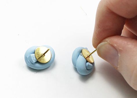 DIY Clay Knot Earrings Clay Knot Earrings, Clay Knot, Diy Earrings Studs, Studs Diy, Bell Earrings, Boho Jewelry Diy, Diy Earrings Polymer Clay, Earrings Tutorial, Polymer Clay Jewelry Tutorials