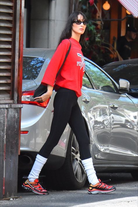 Bella Hadid Street Style, Bella Hadid Outfits, Bella Hadid Style, 90s Looks, Hadid Style, Legging Outfits, Looks Street Style, Mode Ootd, Emily Ratajkowski