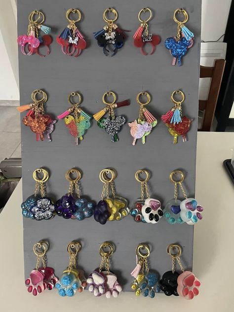 Epoxy Keychain Ideas, Craft Booth Display, Keychain Display, Market Display, Resin Jewelry Diy, Market Displays, Resin Keychain, Stars Hollow, Epoxy Resin Art