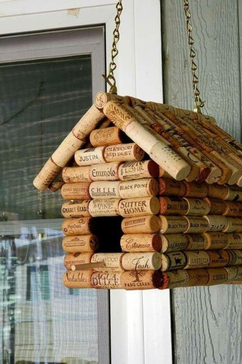 If you love DIY projects, using wine corks is an excellent way. They are collected after each party with family and friends… Wine Cork Birdhouse, Wine Cork Diy Projects, Cork Diy Projects, Cork Crafts Christmas, Koti Diy, Wine Cork Diy Crafts, Wine Cork Projects, Cork Crafts Diy, Wine Cork Diy