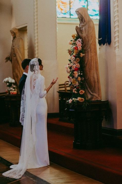 Catholic Bride Dresses, Catholic Veil Wedding, Mexican Catholic Wedding, Catholic Wedding Veil, Catholic Wedding Ideas, Bride And Groom Praying, Catholic Church Aesthetic, Catholic Wedding Dress, Catholic Wedding Aesthetic