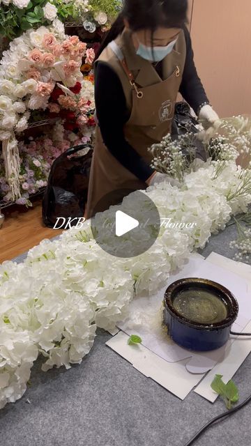 Wendy Zeng on Instagram: "The process of making a baby breath flower runner👏#dkbflower #flowerrunner#dkbflowers #weddingdecor #weddingphotography #flower #flowers #flowers #floral #floraldesign #new #designs #chinafactory #flower #event #event #event#DKBflowerWhatsApp:+8619139954965" Runner Flowers Wedding, How To Make A Flower Table Runner, Flower Runner Wedding, Baby Breath Flower, Flower Event, White Centerpieces, Flower Runner, Pink Flower Arrangements, Table Flower Arrangements