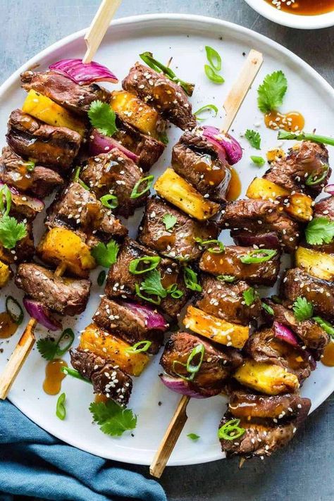 Brochettes : 21 idées de recettes originales et divinement bonnes pour un barbecue au top ! - Biba Magazine Teriyaki Beef Skewers, Beef Skewers Grill, Steak Skewers, Teriyaki Marinade, Beef Skewers, Beef Kabobs, Grilled Steak Recipes, Kabob Recipes, Diner Recept