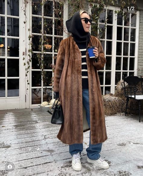 Mink Coats Outfit, Faux Fur Coat Street Style, Fur Coat Street Style, Fur Coat Outfits, Fur Coat Outfit, Corporate Fashion, Fur Coat Vintage, Mink Coat, Coat Outfit