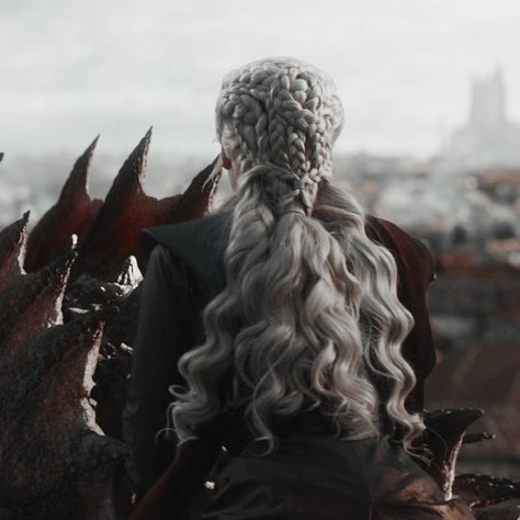 Daenerys Targaryen Game Of Thrones Emilia Clarke, Daenerys Hair, Daenerys Targaryen Aesthetic, Targaryen Hair, Daenerys Targaryen Icons, Queen Of Dragons, Game Of Throne Daenerys, Game Of Thrones Dragons, Got Dragons