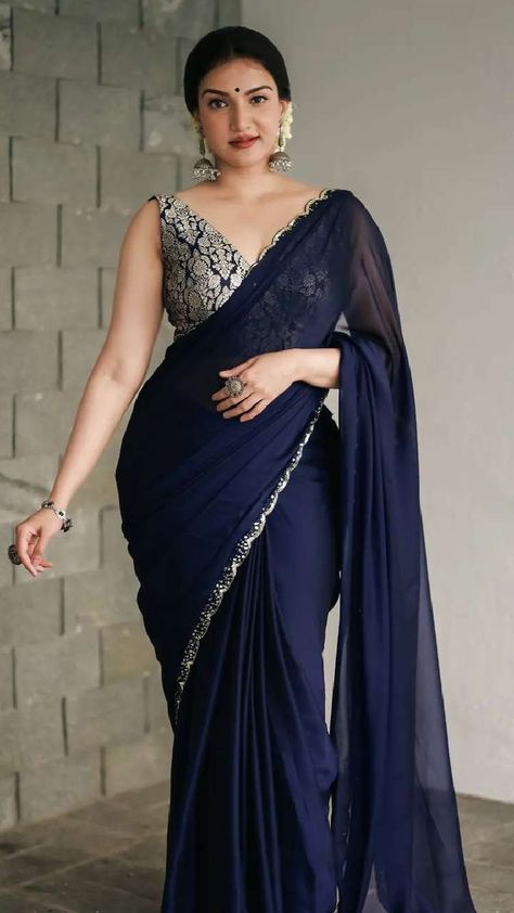 Reception Saree Ideas For Guest, Saree Jacket Designs For Graduation, Current Saree Trends, Gold Saree Jacket Designs, Cocktail Saree Blouse, Reception Saree Look For Guest, Saree For Engagement Function, Sarees Latest Trend, Best Saree Look For Farewell